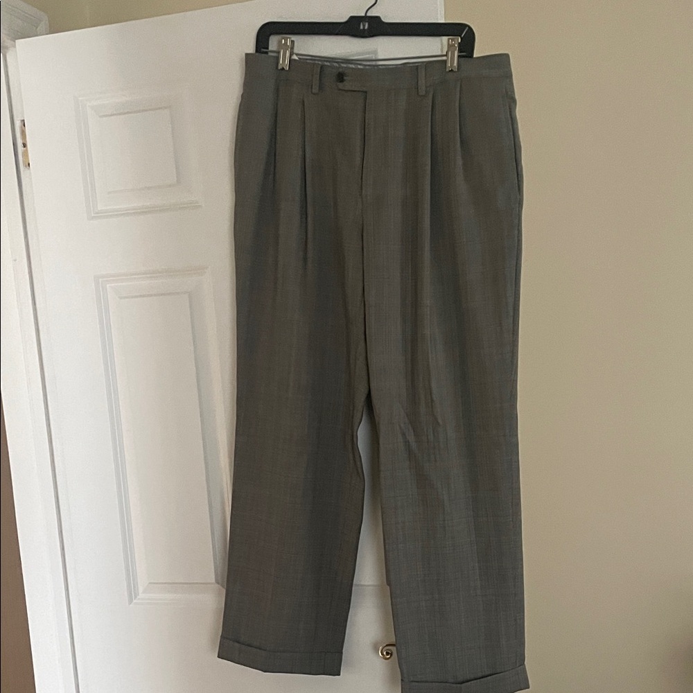 Men's Gray plaid pleat front cuffed pants. 2side and 2 back pockets. Perfect.